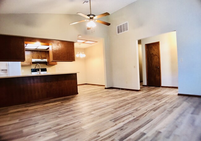 Foto del edificio - Large 2BD 2BA Duplex in Edmond!!