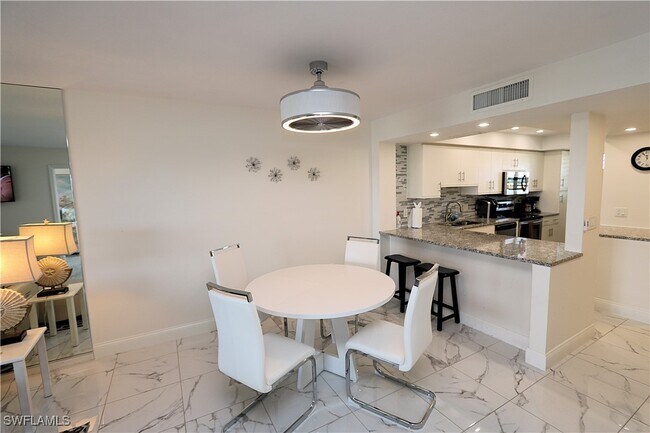 Foto del edificio - 270 N Collier Blvd