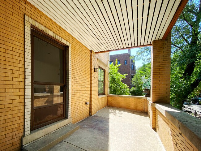 Foto del edificio - 945 W Belle Plaine Ave