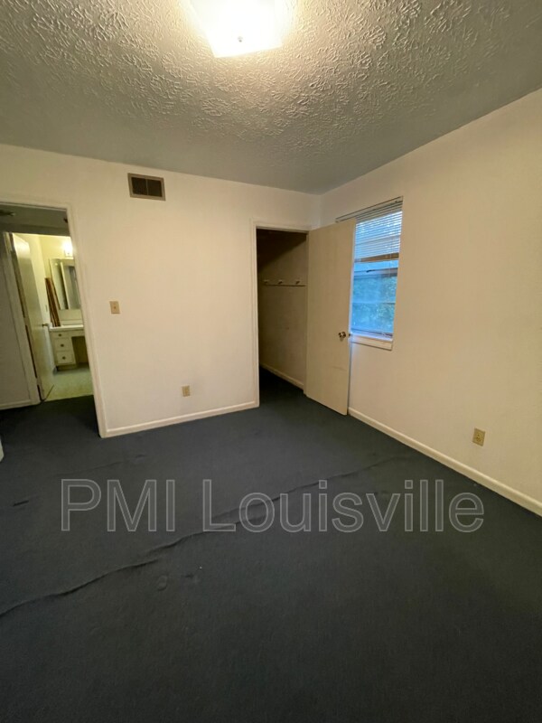 Foto del edificio - 160 W Blue Lick Rd