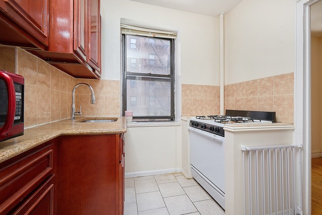 Building Photo - 36-20 Bowne St