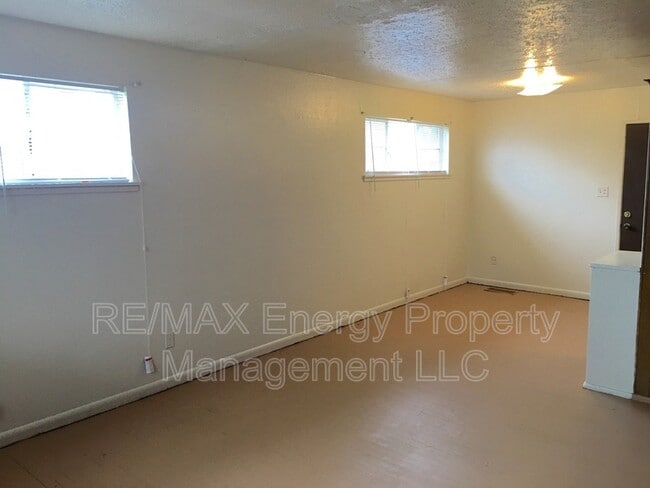 Building Photo - 846 Marilyn St