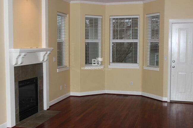 Building Photo - Light & Bright Forest Heights Home- Hardwo...