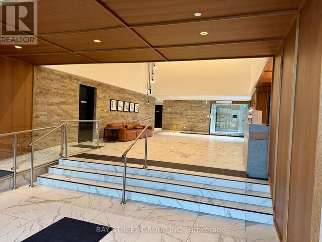 Photo du bâtiment - 2300 St Clair Ave W