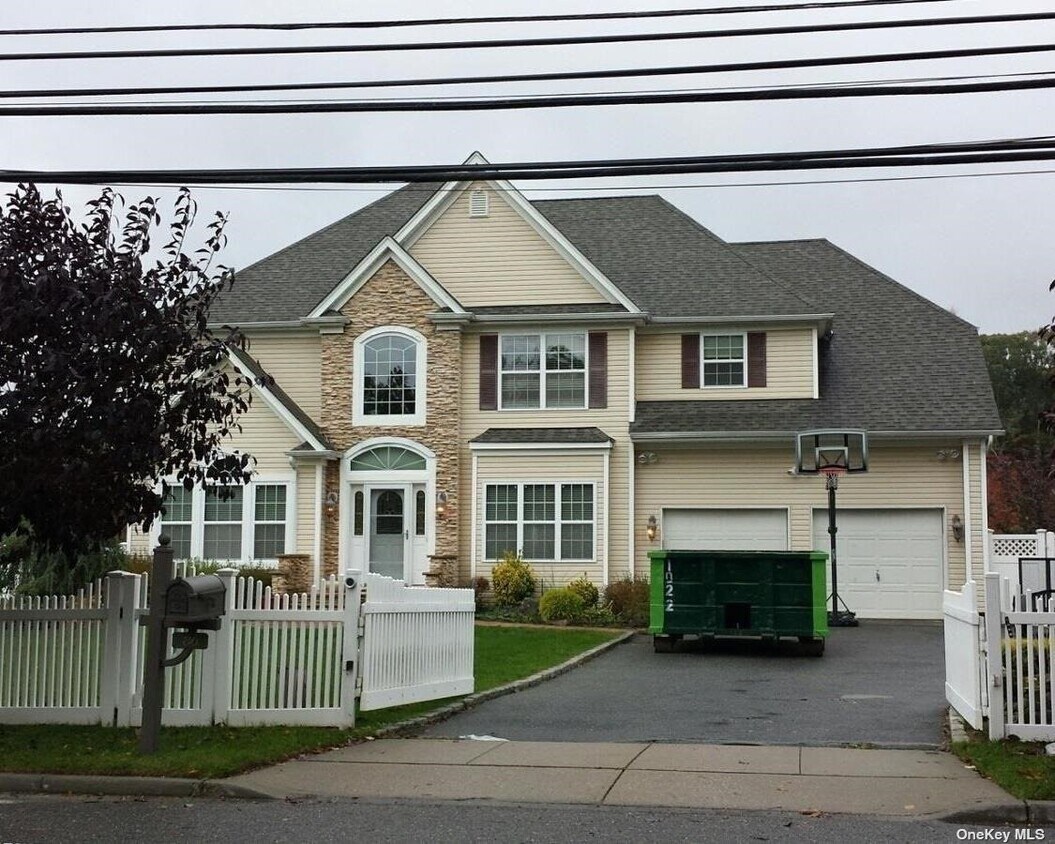 Building Photo - 86 Conklin Ave