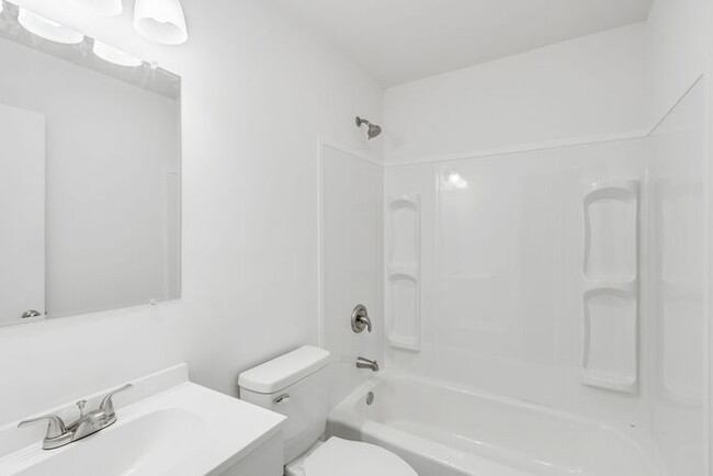 Foto del edificio - Newly Renovated 2 Bed/1 Bath Duplex 3 Mi t...