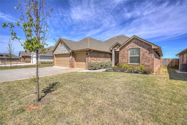 Foto del edificio - St James Park Home in Norman - Community Pool!  Available in April!