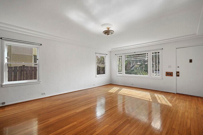 Foto del edificio - Enchanting Bungalow w/English Flower Garden in Venice- 2 Bedrooms 1 Bath