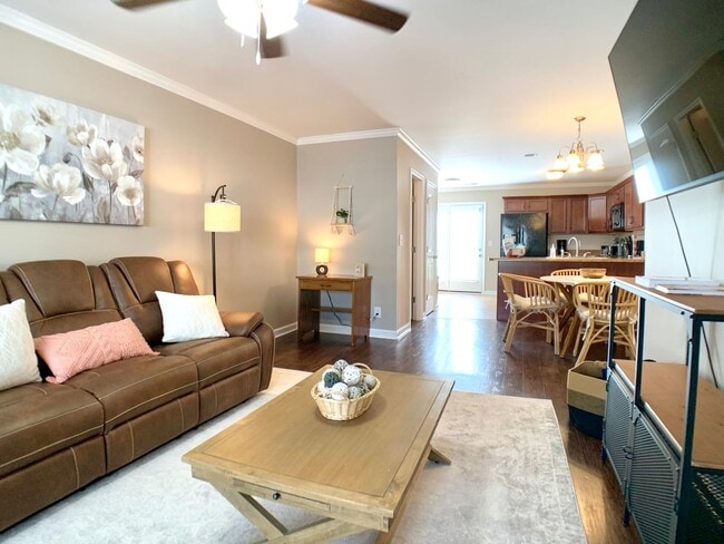 Building Photo - 308 Sam Houston Cir