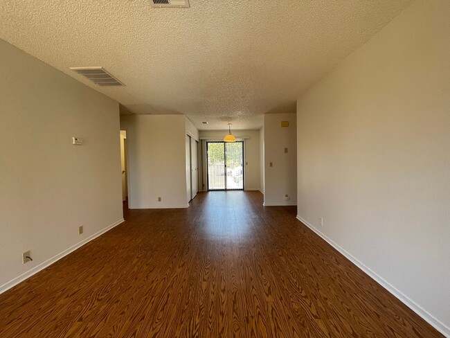 Building Photo - Upstairs 2 Bedroom 1 Bath Apartment in Ata...