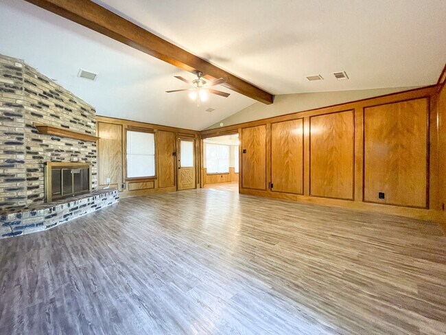 Foto del edificio - 7104 Churchill Cir