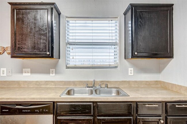 Building Photo - Welcome to this charming one-story home, r...