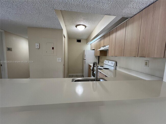 Foto del edificio - 8660 SW 212th St