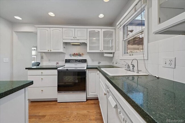 Building Photo - Charming Montclair Home