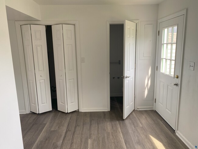 Lavadora/secadora, armario, baño, puerta trasera - 741D Union St
