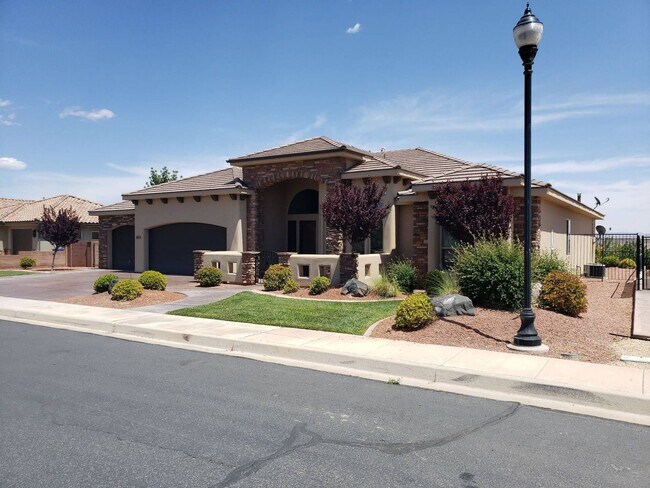 Building Photo - Home Near Sunbrook Golf Course
