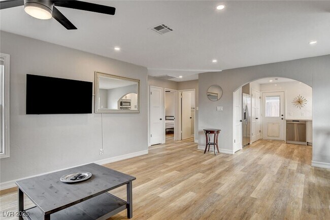 Foto del edificio - 1017 E Oakey Blvd