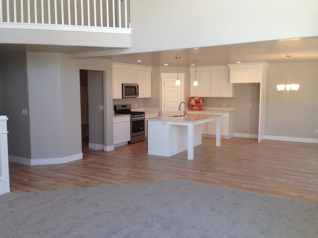 Building Photo - Gorgeous Herriman Home w attached 2 car