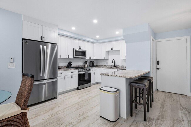 Building Photo - 1206 S Lake Dr