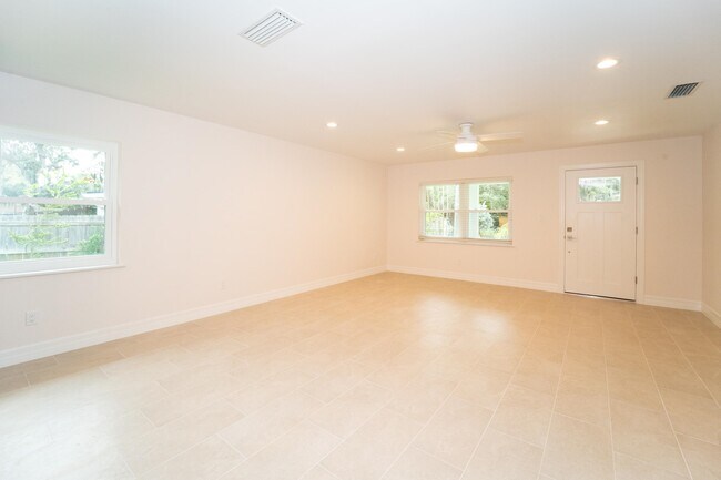 Building Photo - 22 1/2 Fancher Ct
