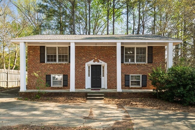 Building Photo - Updated 5BR Home in Morrow with New Carpet and Spacious Yard
