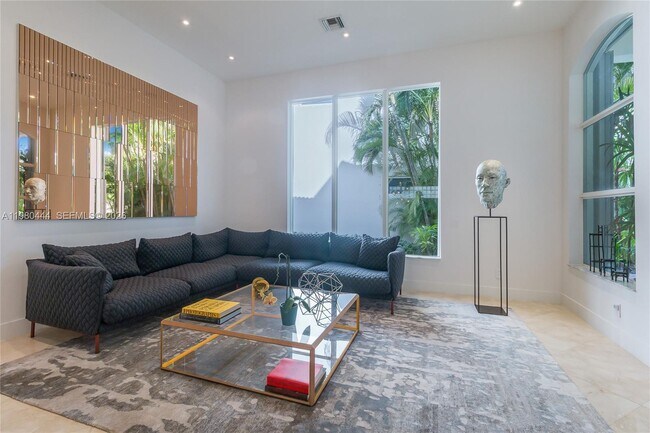 Building Photo - 1651 NE 196th St