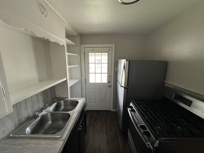 Building Photo - Beautiful 1 bedroom/1 bathroom with a vint...