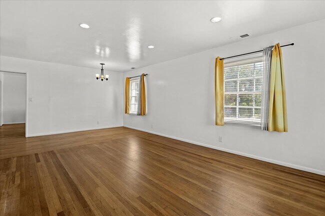 Foto del edificio - 8214 Creighton Ave