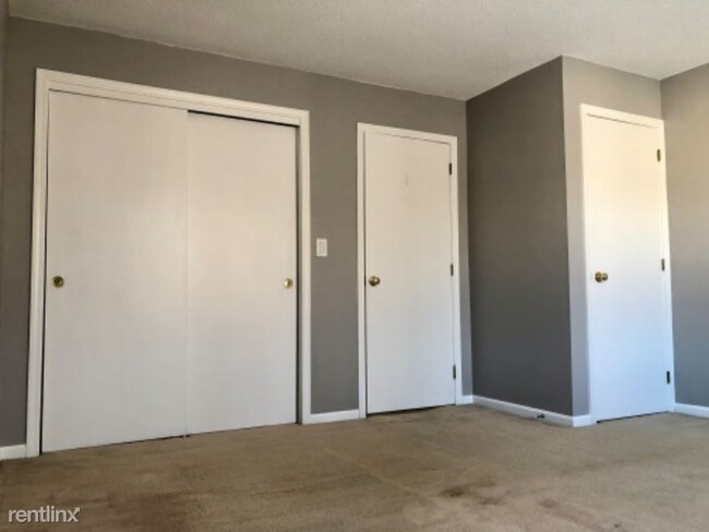 Building Photo - 2 br, 1.5 bath Townhome - 1 Fox Hollow Way