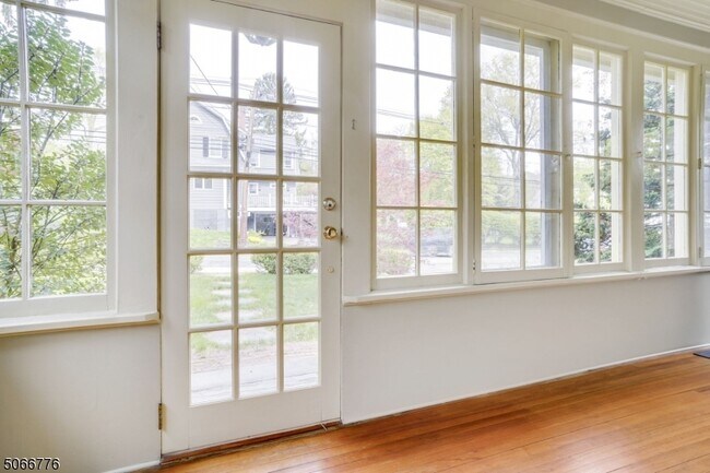 Foto del edificio - 65 Division Ave