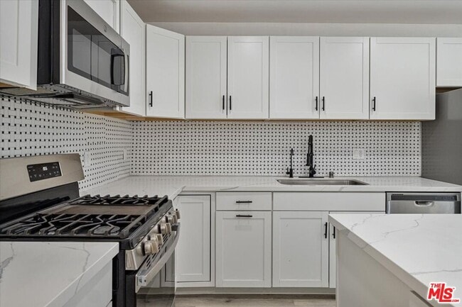 Foto del edificio - 7241 Donna Ave