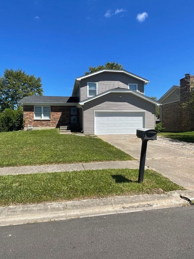 Primary Photo - Large multi-level home in established neig...