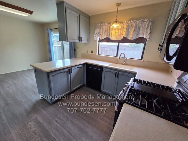 Foto del edificio - Spacious 4bd/2.5ba in "M" section of Rohnert Park