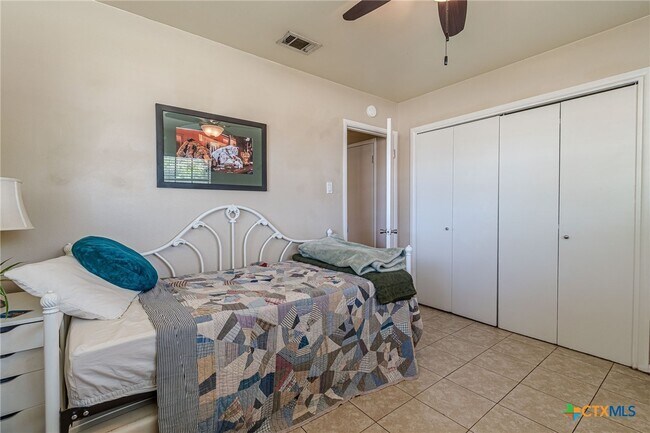 Foto del edificio - 324 Craddock Ave