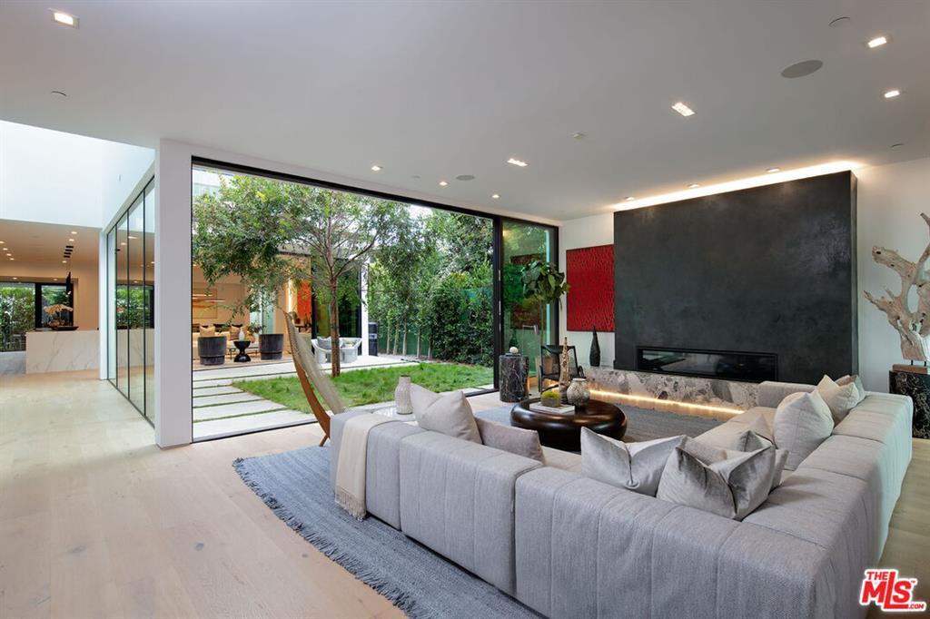 Foto principal - 652 Broadway St