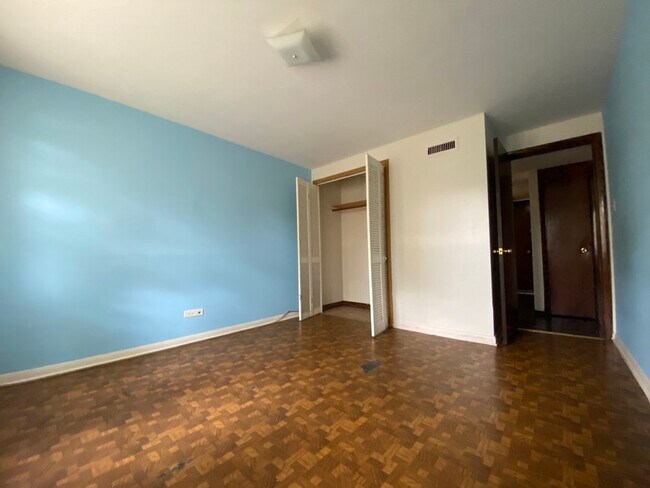 Foto del edificio - 7035 W Irving Park Rd