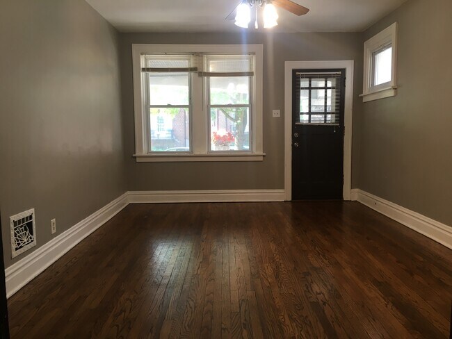 Sala de estar delantera - 4945 Mardel Ave
