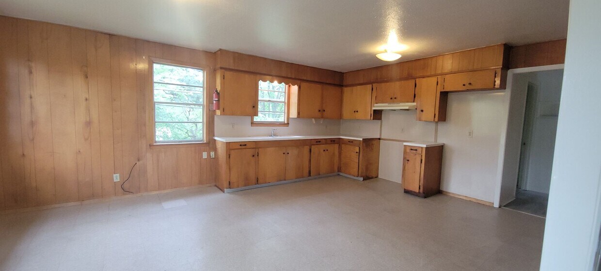 Foto principal - Huge 3 bedroom/1 bath upstairs apartment w...