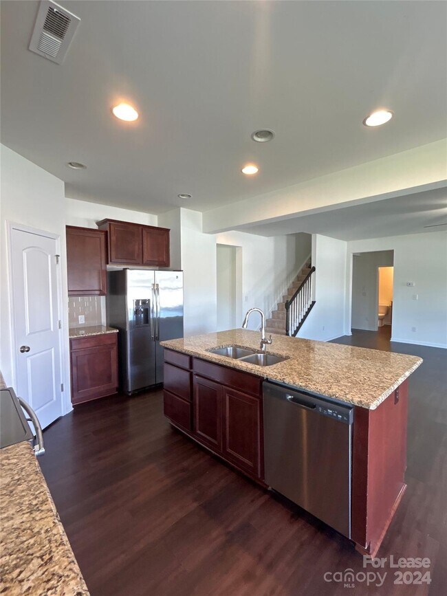 Building Photo - 6091 Starnes Dr