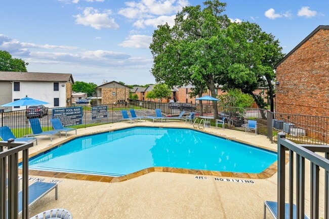 Building Photo - Oaks of Denton