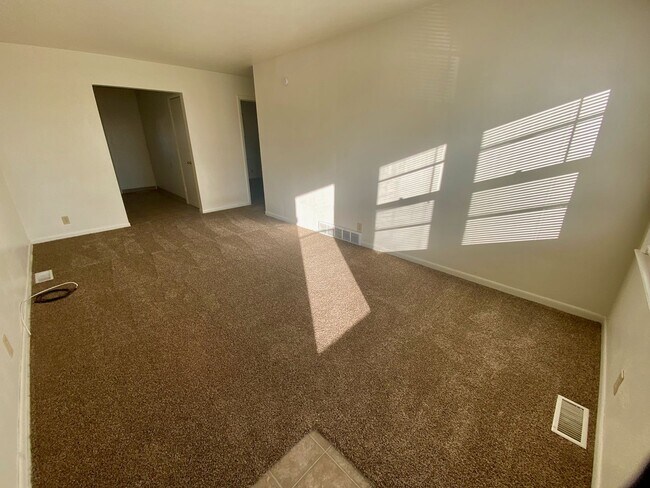 Foto del edificio - 2904-2906 NORTH RIVER BOULEVARD