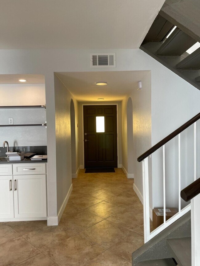 Building Photo - 618 Violeta Dr