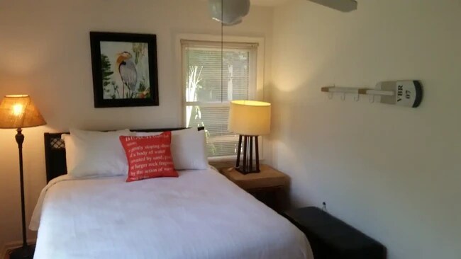 queen bedroom - 16 41st Ave