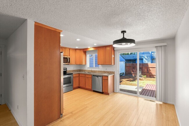 Building Photo - Updated 3Bed/2Bath single story ranch