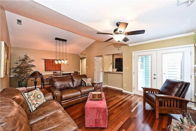 Foto del edificio - 3300 Selwyn Farms Ln