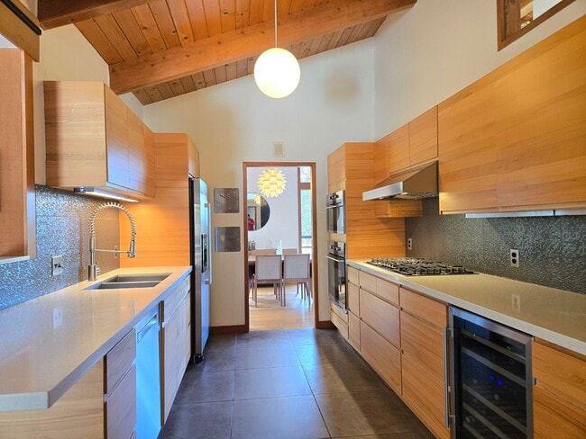 Building Photo - 17089 Crescent Dr