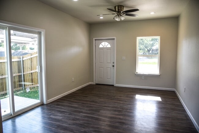Building Photo - 3 bedroom 2 bath. Duplex Built in 2023