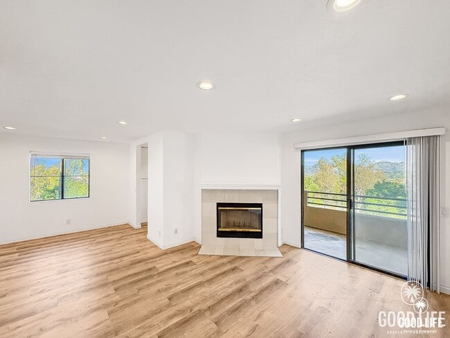 Building Photo - Move-In Ready Condo Overlooking The Heights Golf Course