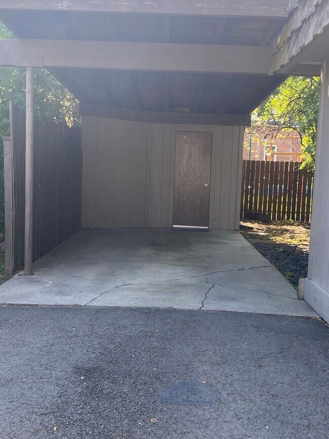 Foto del edificio - South Hill Triplex-Nestled away in private...