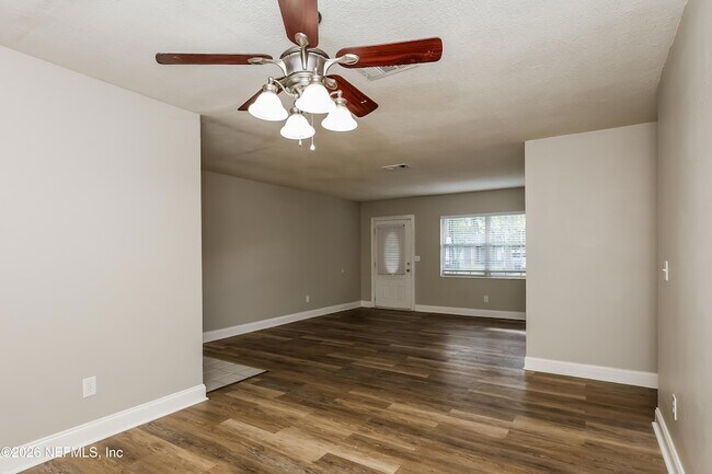 Foto del edificio - 7930 Rondeau Dr E